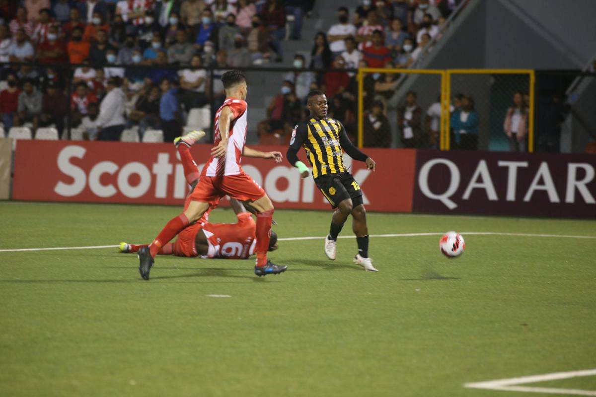 Júnior Lacayo fue el jugador que más activo estuvo en ataque durante el primer tiempo. FOTO: RCDE