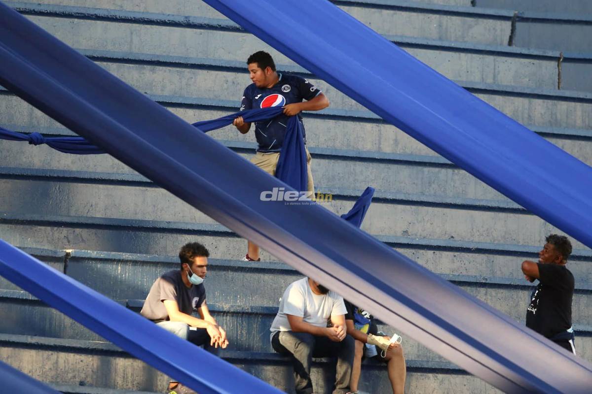 Un viejo conocido en el Nacional, el ‘Colocho’ apoyando a sus compañeros y los incondicionales del Motagua