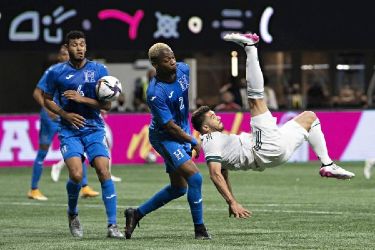 Patadas, agarrones y el espontáneo defendido por futbolistas: Las mejores fotos del Honduras-México en Atlanta