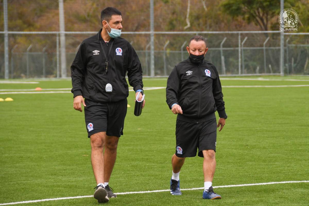 ¡Charla, risas y un conocido! Así fue el primer entrenamiento del argentino Pablo Lavallén en el Olimpia