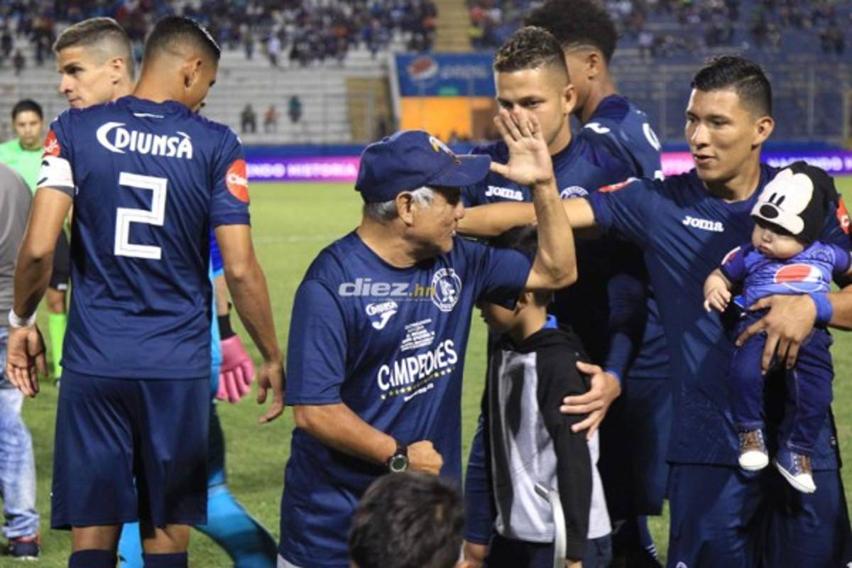 No viste en TV: Rostros tristes en Motagua, mensaje oculto de Ángel Tejeda y patadita a Edwin Solano
