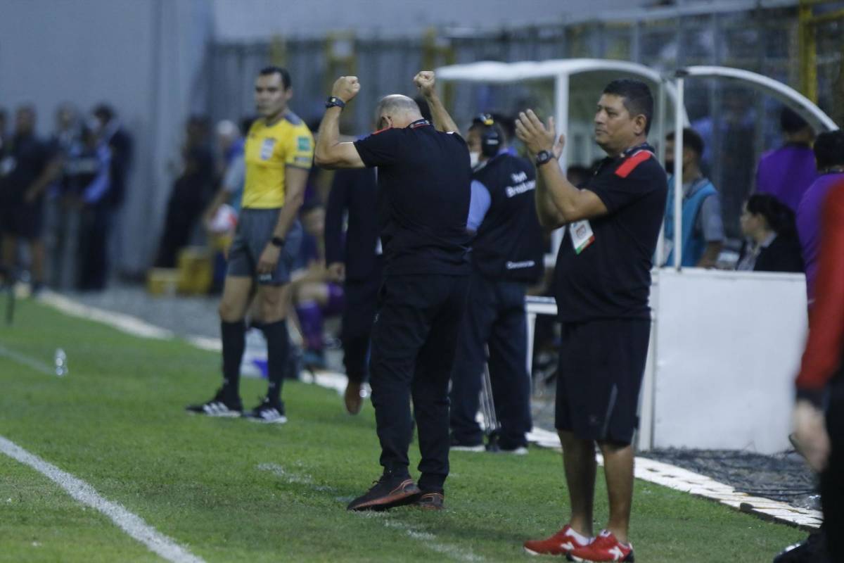 Insultos, abucheos y objetos lanzados a su persona: Fabián Coito no fue bien recibido por la afición catracha en el Francisco Morazán