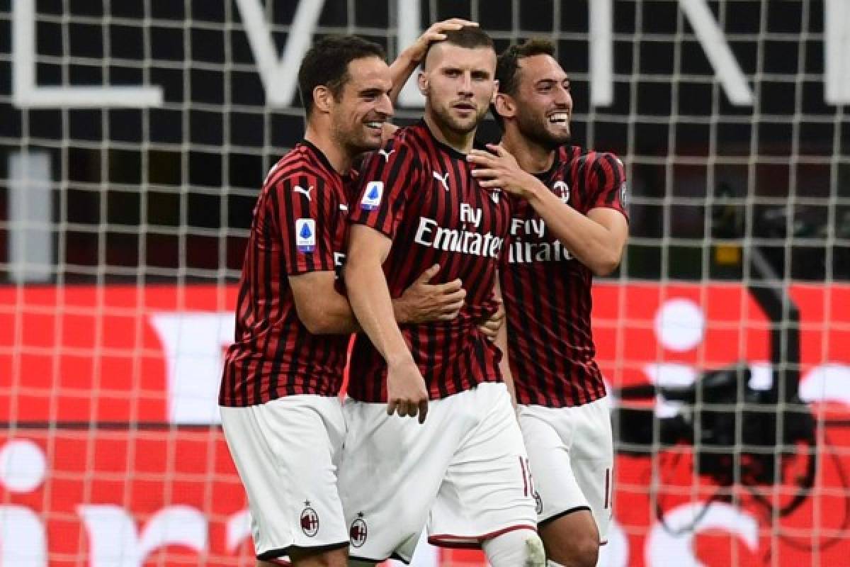 AC Milan's Croatian forward Ante Rebic (C) celebrates after scoring Milan's 4th goal during the Italian Serie A football match AC Milan vs Juventus played behind closed doors on July 7, 2020 at the San Siro stadium in Milan, as the country eases its lockdown aimed at curbing the spread of the COVID-19 infection, caused by the novel coronavirus. (Photo by Miguel MEDINA / AFP)