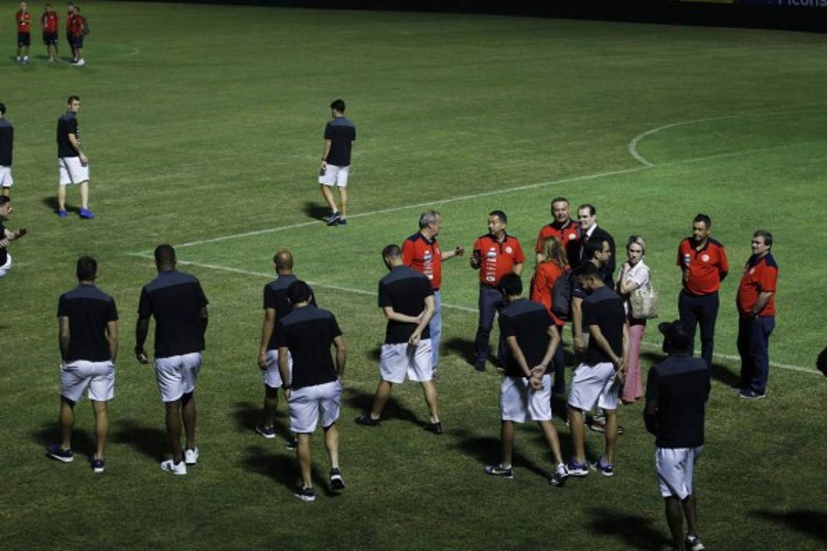 Blindados y bien custodiados llegaron los ticos a Honduras