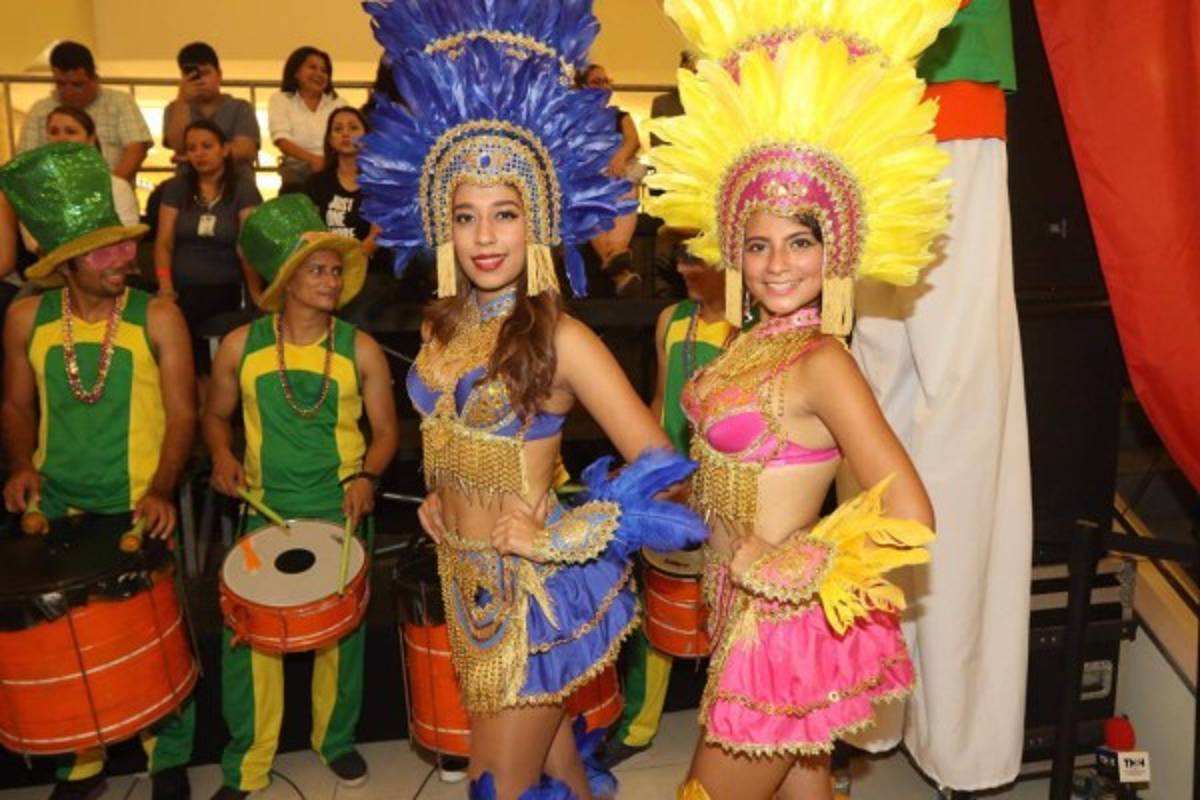 Las hermosas chicas que adornan llegada de Ronaldinho a Honduras