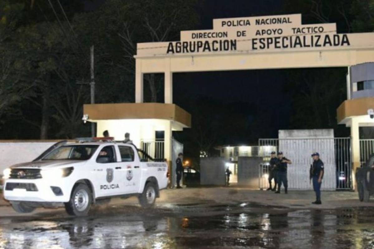 Esposado y sin su gorra: Las imágenes más duras de Ronaldinho tras recibir prisión preventiva