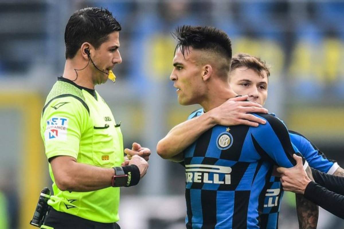 Inter Milan's Argentinian forward Lautaro Martinez (C) argues with Italian referee Gianluca Manganiello before receiving a red card during the Italian Serie A football match Inter Milan vs Cagliari on January 26, 2020 at the San Siro stadium in Milan. (Photo by Miguel MEDINA / AFP)