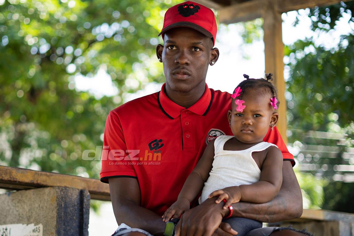 Castillo con su pequeña hija Alaya mientras era entrevistado previo al partido contra Platense. (Foto Mauricio Ayala).