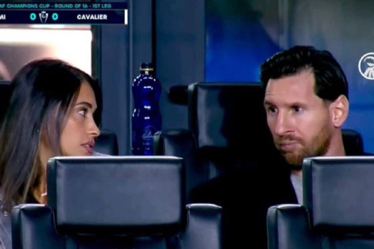 Messi viendo al Inter Miami desde los palcos con su esposa Antonela Roccuzzo.