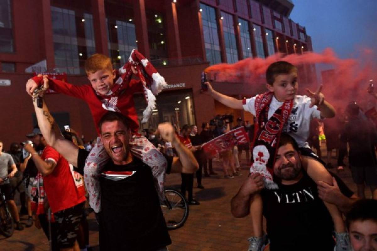 FOTOS: Así fue el brutal festejo de los hinchas del Liverpool tras conquistar la Premier League