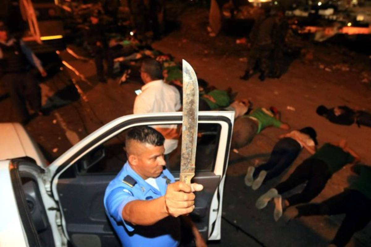 FOTOS: Barras del Olimpia y Marathón cruzan disparos en pleito