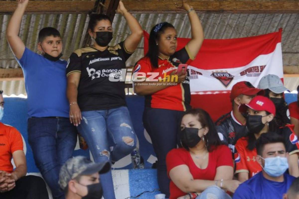 Aficionados irrumpieron en el estadio Sergio Reyes y ocasionaron retraso en el arranque del Savio-Génesis