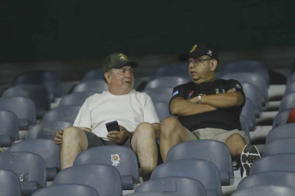 El amor invade a Nixon Cruz, vuelve tras meses lesionado y aficionada de Choloma se lleva las miradas en el juego que triunfó Real España