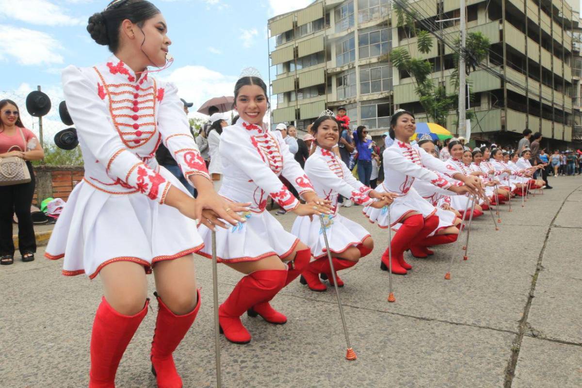 ¿Quién es la palillona de rojo? Hermosas deleitan en los desfiles del 15 de septiembre en Honduras