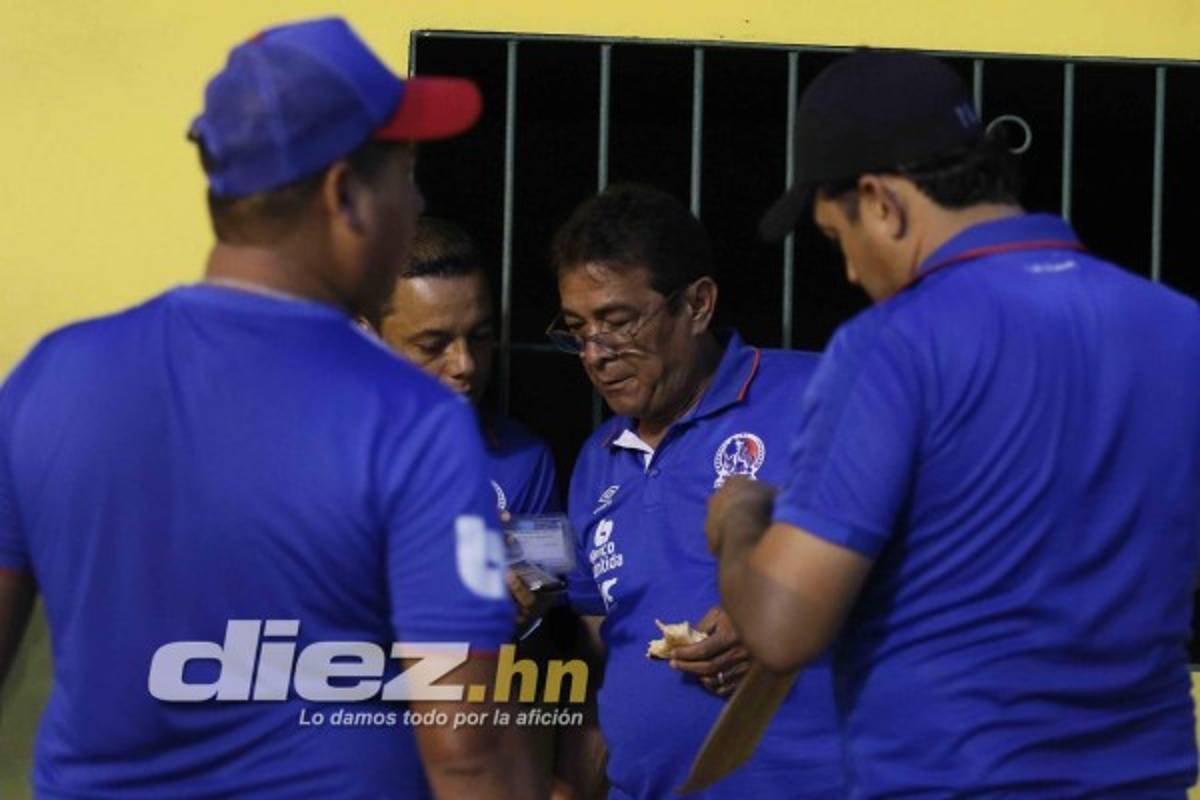 NO SE VIO EN TV: La cábala de Javier Padilla y los besos desde el banquillo