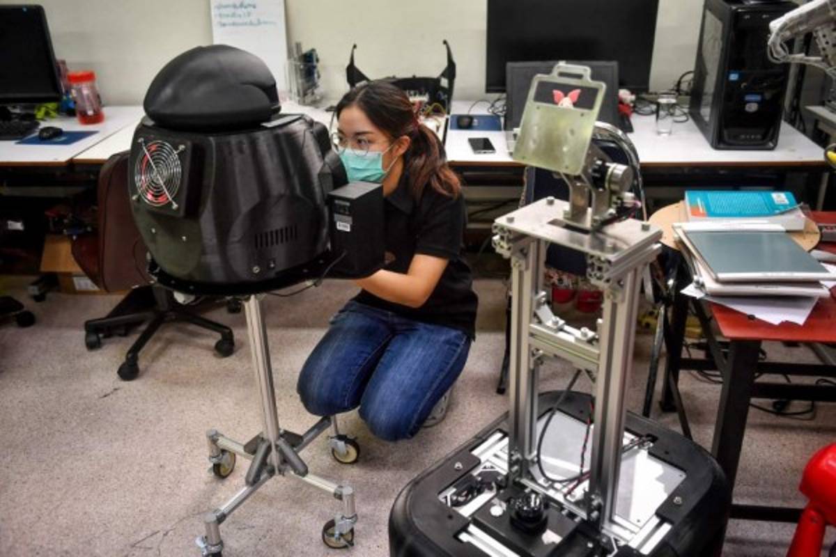 Coronavirus: Tailandia lanza un extraño robot para luchar contra la fatal enfermedad