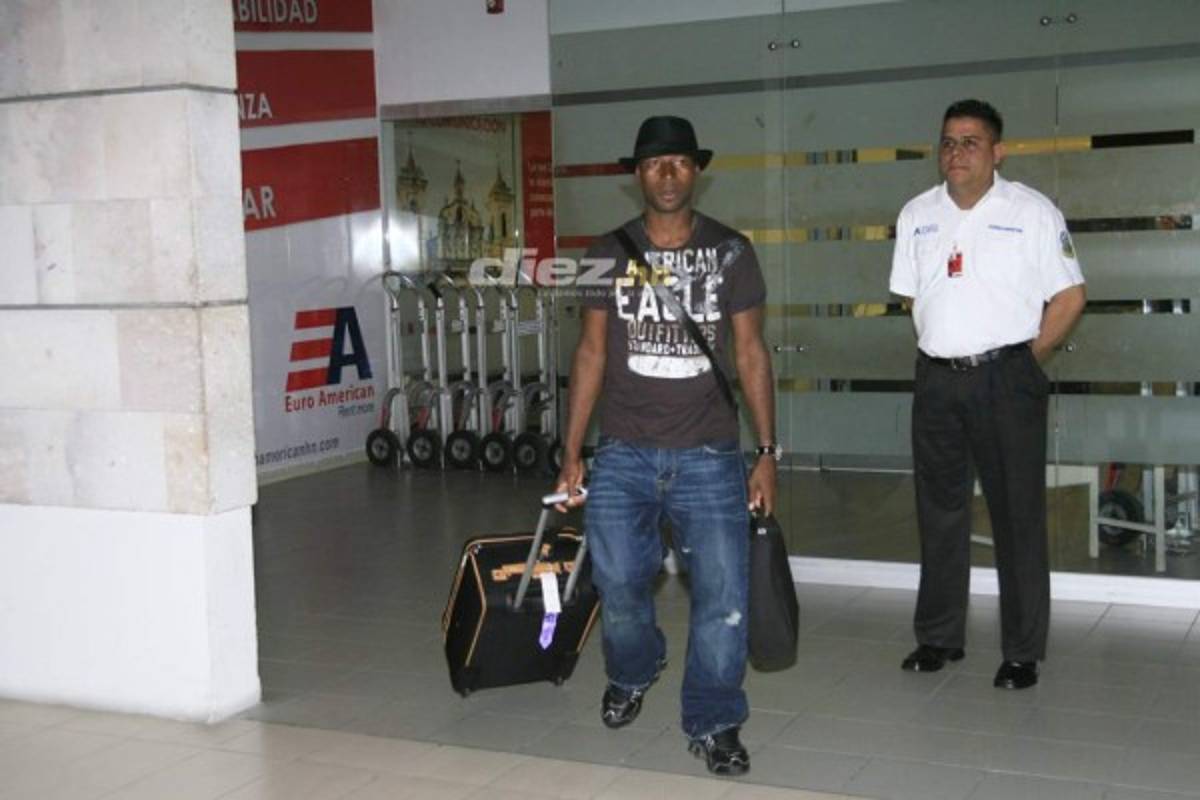 Los celulares, lentes, bolsos y ropa... ¡Así era la moda de los futbolistas hondureños hace una década!