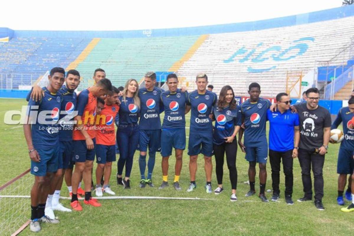 Bella presentadora olimpista sorprende a jugadores del Motagua llevándoles comida al entrenamiento