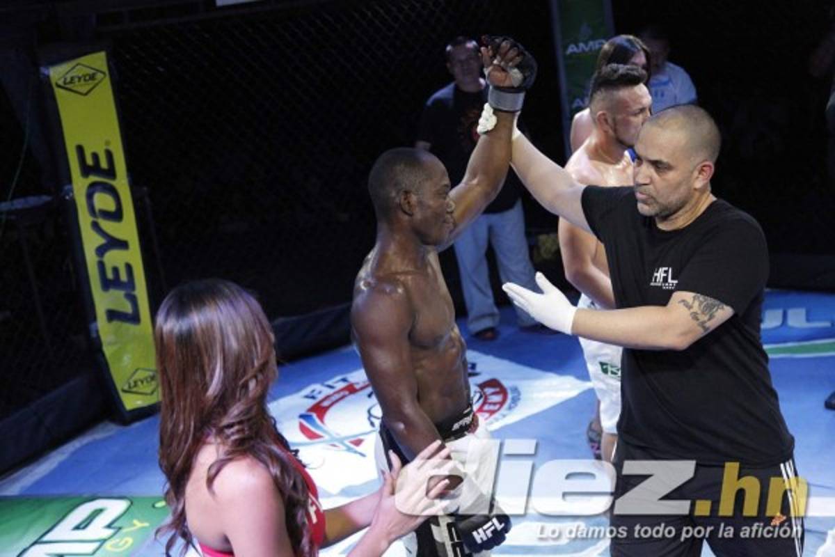 Vibrantes peleas en novena edición HFL de artes marciales mixtas en Expocentro