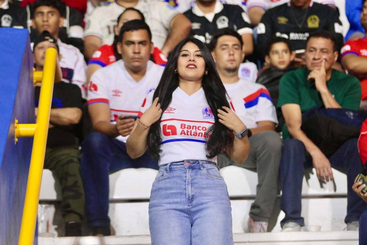 Ambientazo: el show de la Ultra Fiel y lindas chicas en la previa del Olimpia vs. Firpo