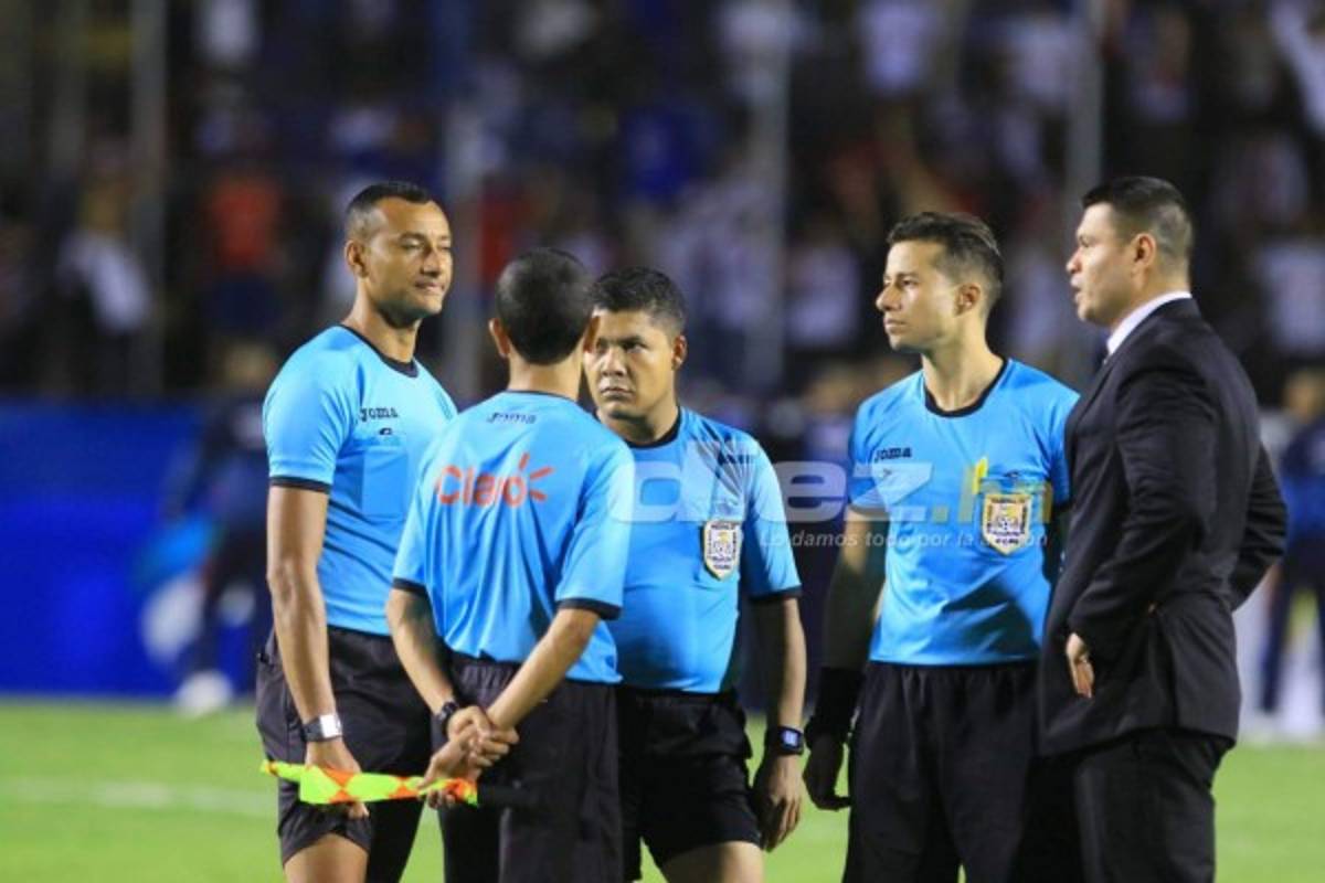 NO SE VIO EN TV: Así fue la despedida de Tato y el zafarrancho contra los árbitros