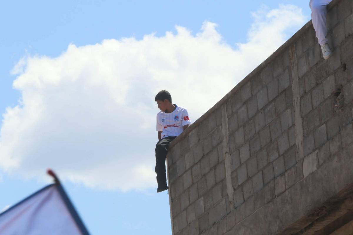 Europeos en las gradas, las bellezas de La Paz y en el muro para ver el Génesis vs Olimpia