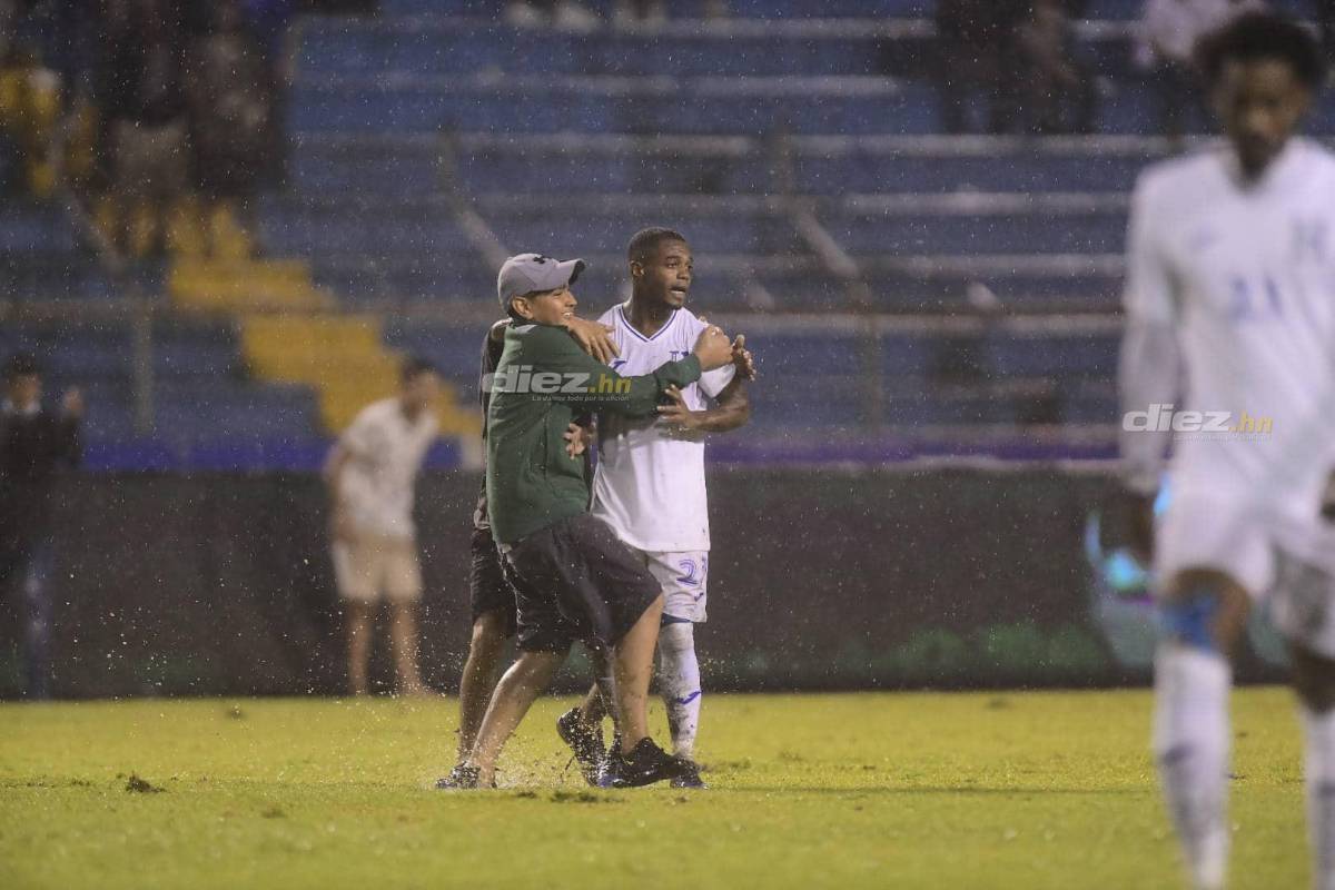 Júbilo en el Olímpico: Aficionados invaden la cancha en medio del triunfo de Honduras sobre Canadá en Liga de Naciones