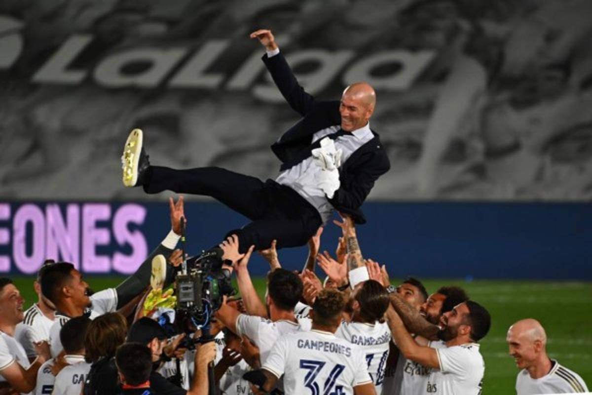 El beso a Zidane y a la Copa: Locura en la celebración del Real Madrid tras quedarse con el título de LaLiga