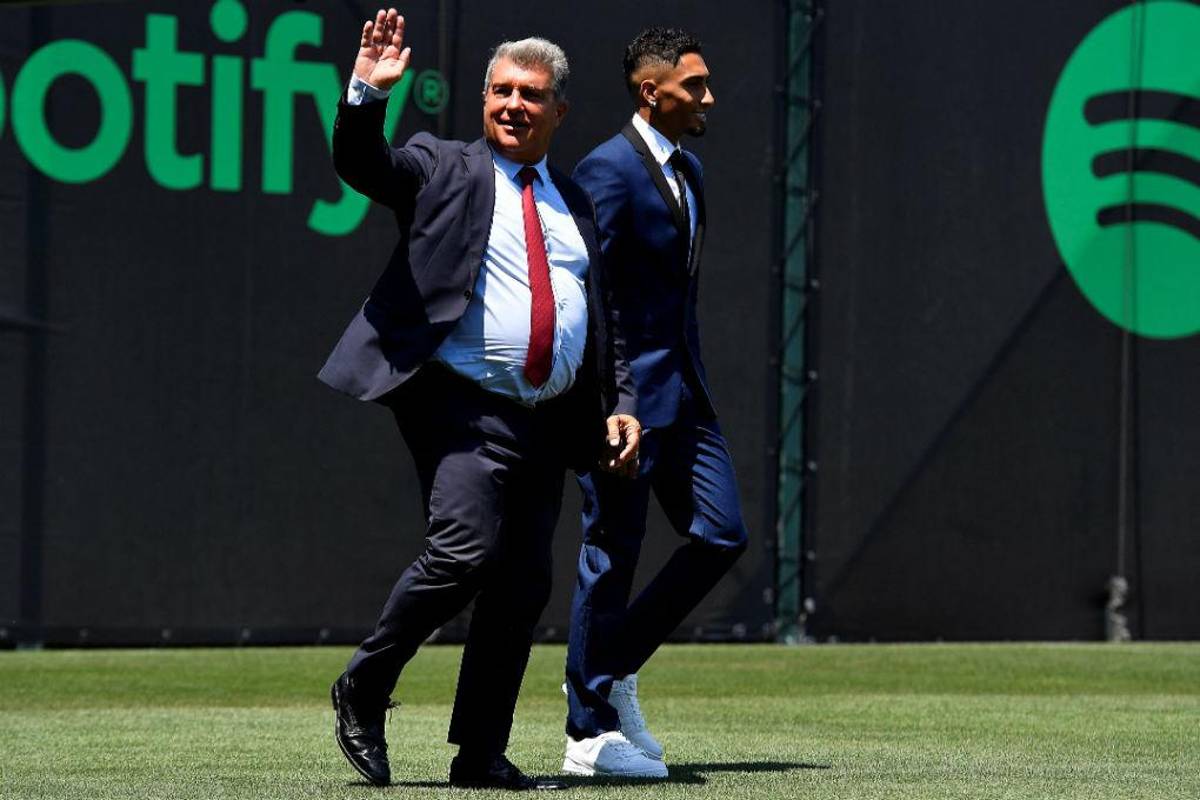 Así fue la presentación de Raphinha en Barcelona: Su hermosa mujer deslumbró, curioso momento con Laporta ¿y su dorsal?