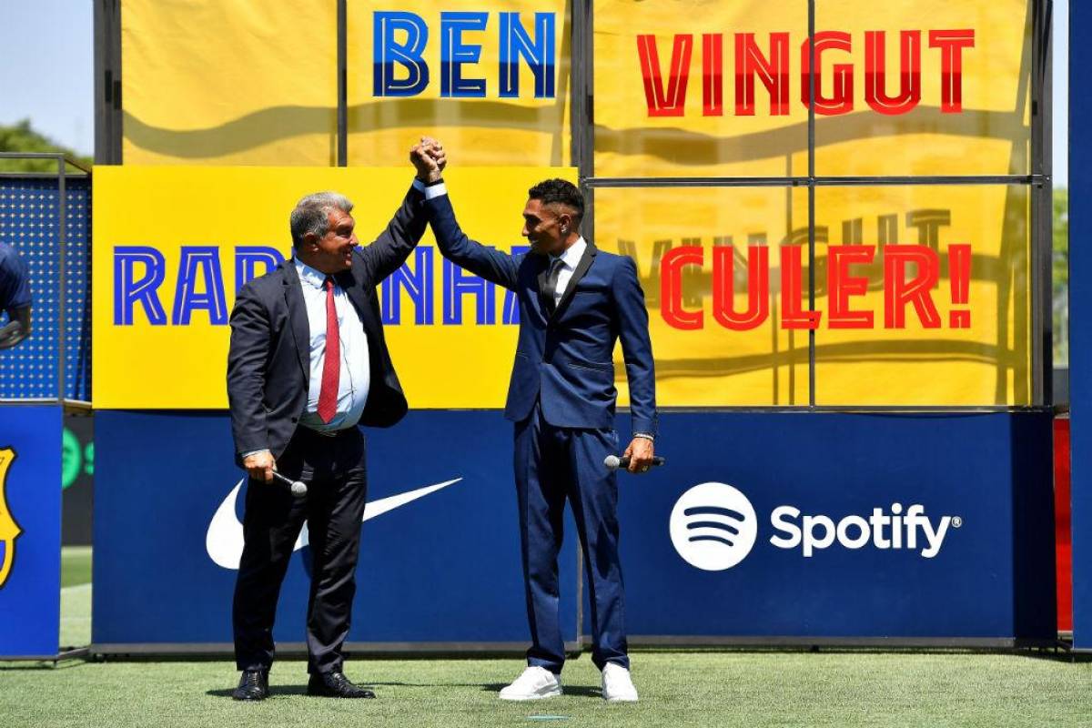 Así fue la presentación de Raphinha en Barcelona: Su hermosa mujer deslumbró, curioso momento con Laporta ¿y su dorsal?