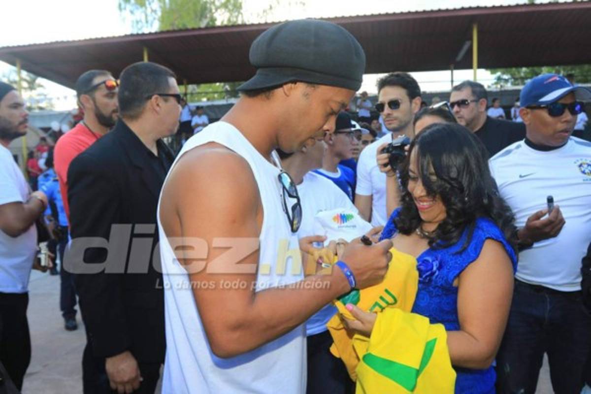 Las linduras que rodean a Ronaldinho en su visita a Tegucigalpa