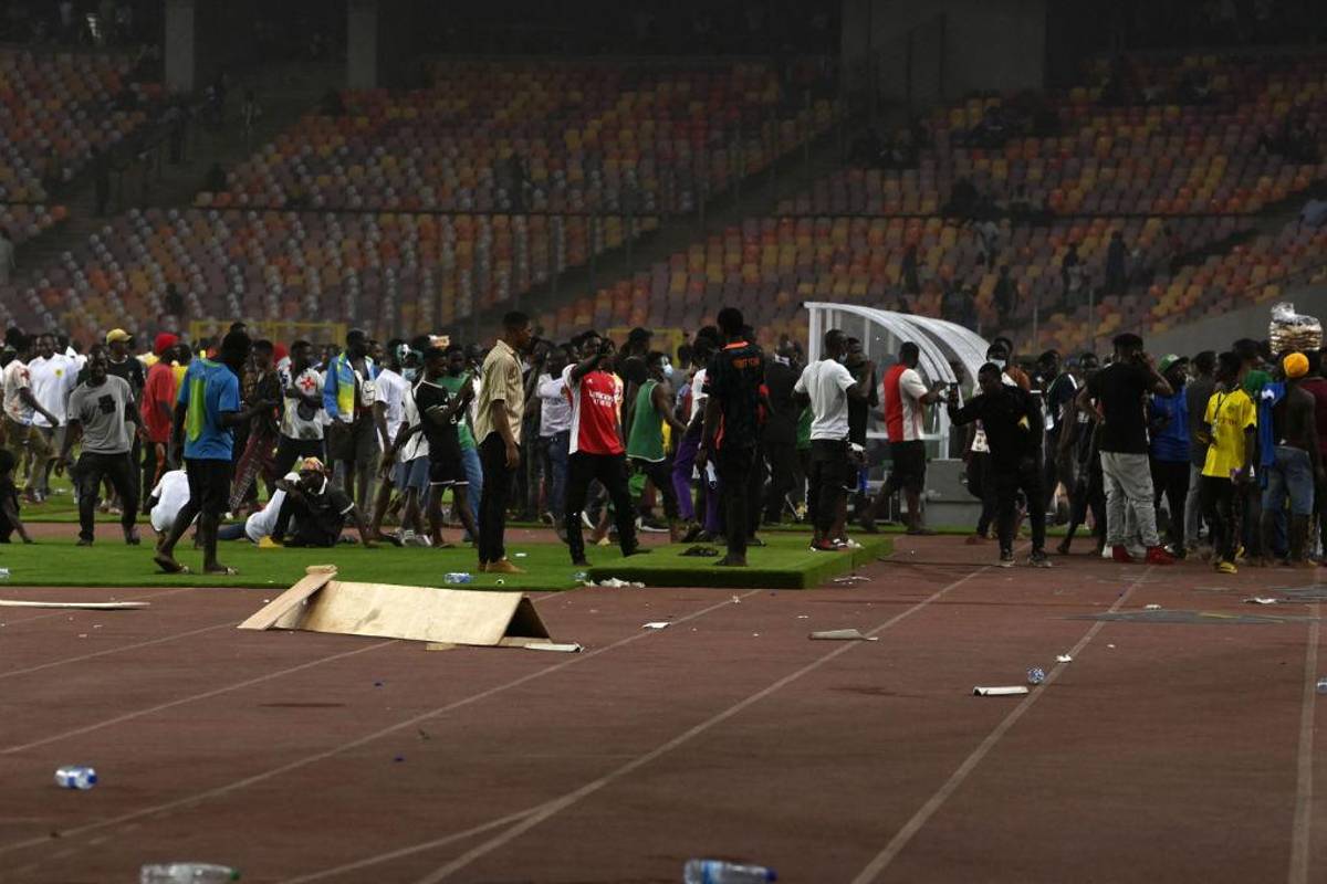 Caos y muerte: Las violentas imágenes de los aficionados de Nigeria tras quedarse afuera del Mundial
