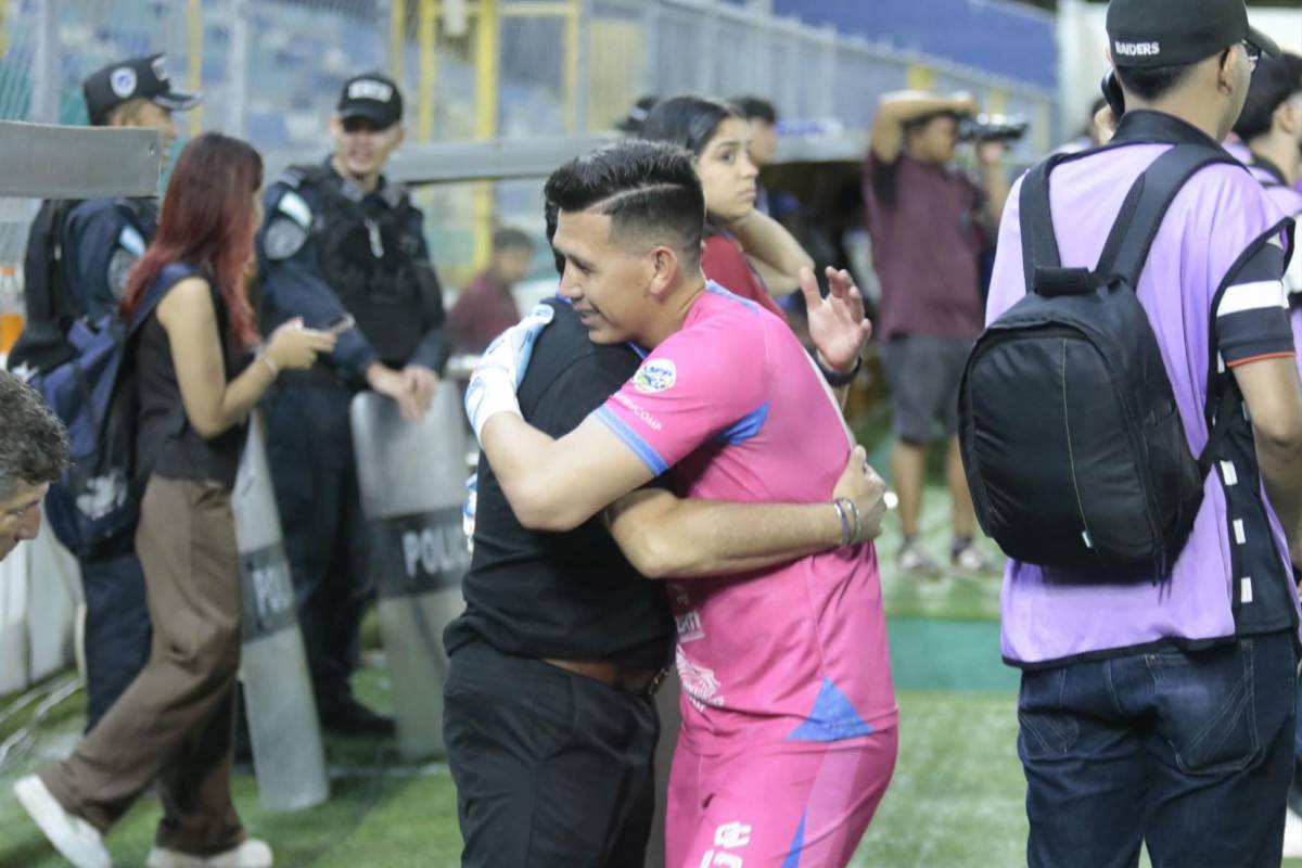 Llegando al Nacional se le avalanzaron a Moreira, las bellezas del Real España y el detalle de Jefryn Macías