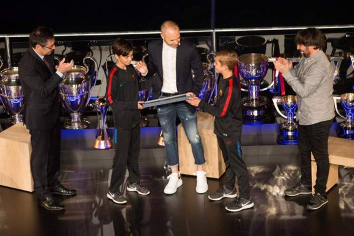 Así fue la emotiva y tremenda despedida de Andrés Iniesta del FC Barcelona