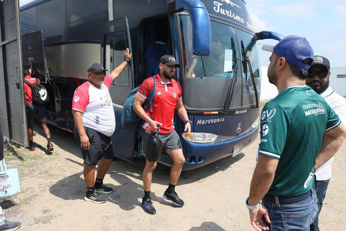 ¿Quién es la aficionada que robó suspiros? Ambientazo se vive con el partido del descenso entre Juticalpa FC y Real Sociedad