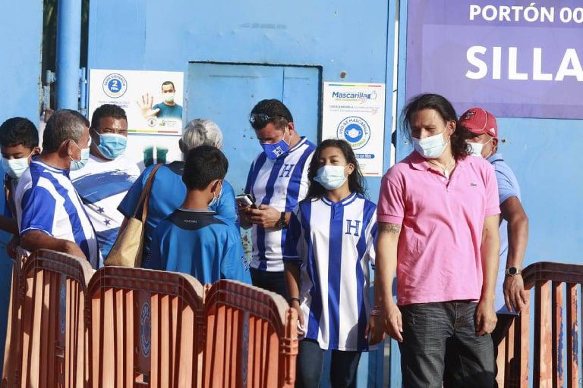 Aficionados hondureños llegando al estadio Olímpico de San Pedro Sula.