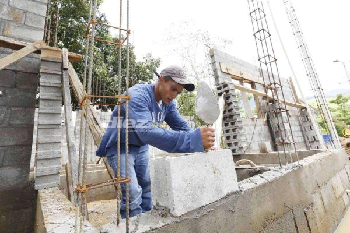 Así trabajaba 'Ñangui' Cardona en la albañilería día a día bajo un sol imperante