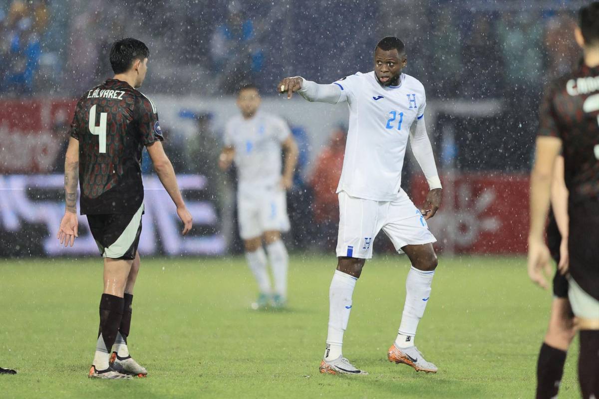 Yustin Arboleda tuvo debut destacado con Honduras frente a México, agarrón con dos jugadores y se le vio bien acompañado