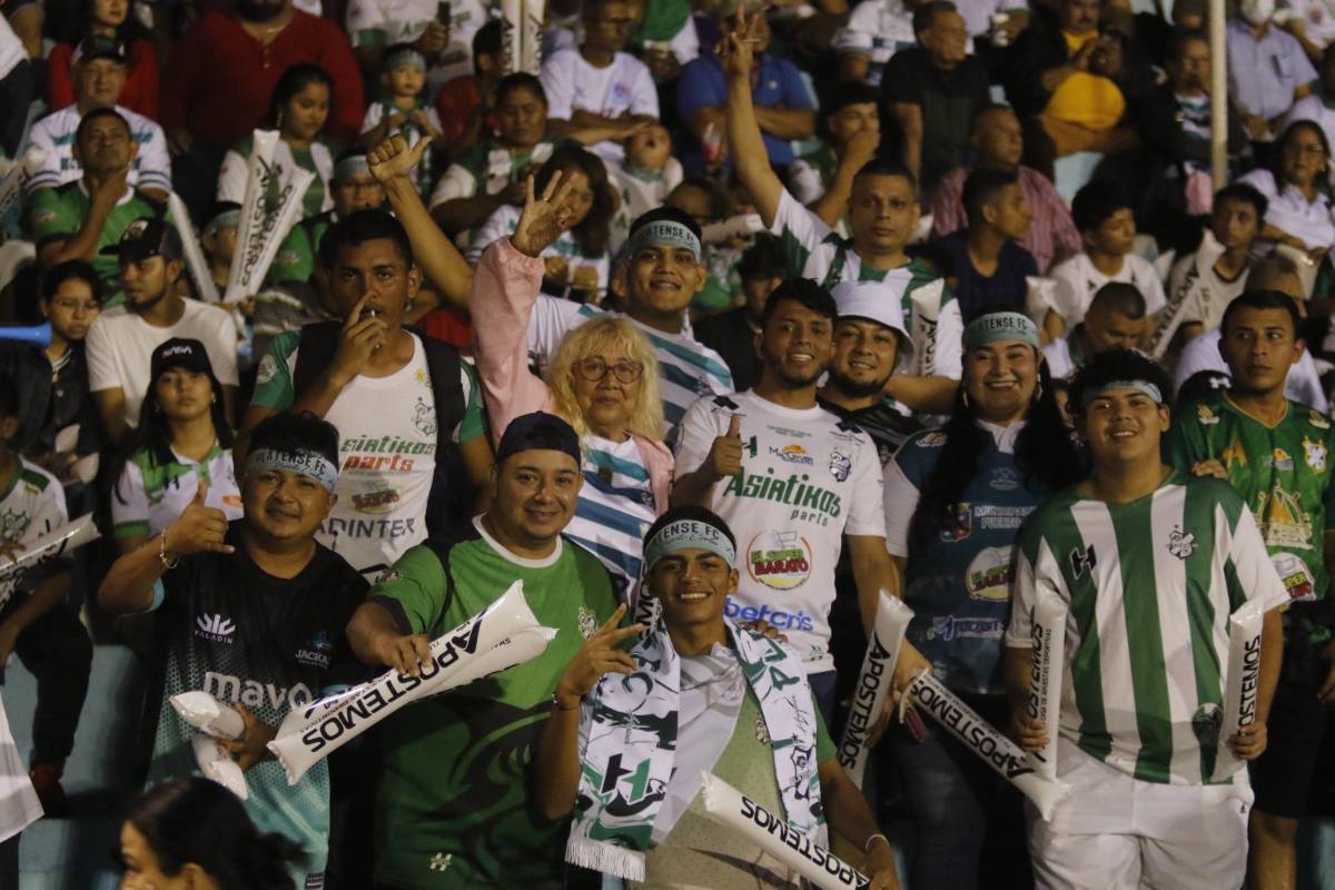 Ambientazo en el estadio Rubén Deras, hermosas jóvenes y ni la lluvia detiene la gran final del ascenso de Honduras entre CD Choloma y Platense