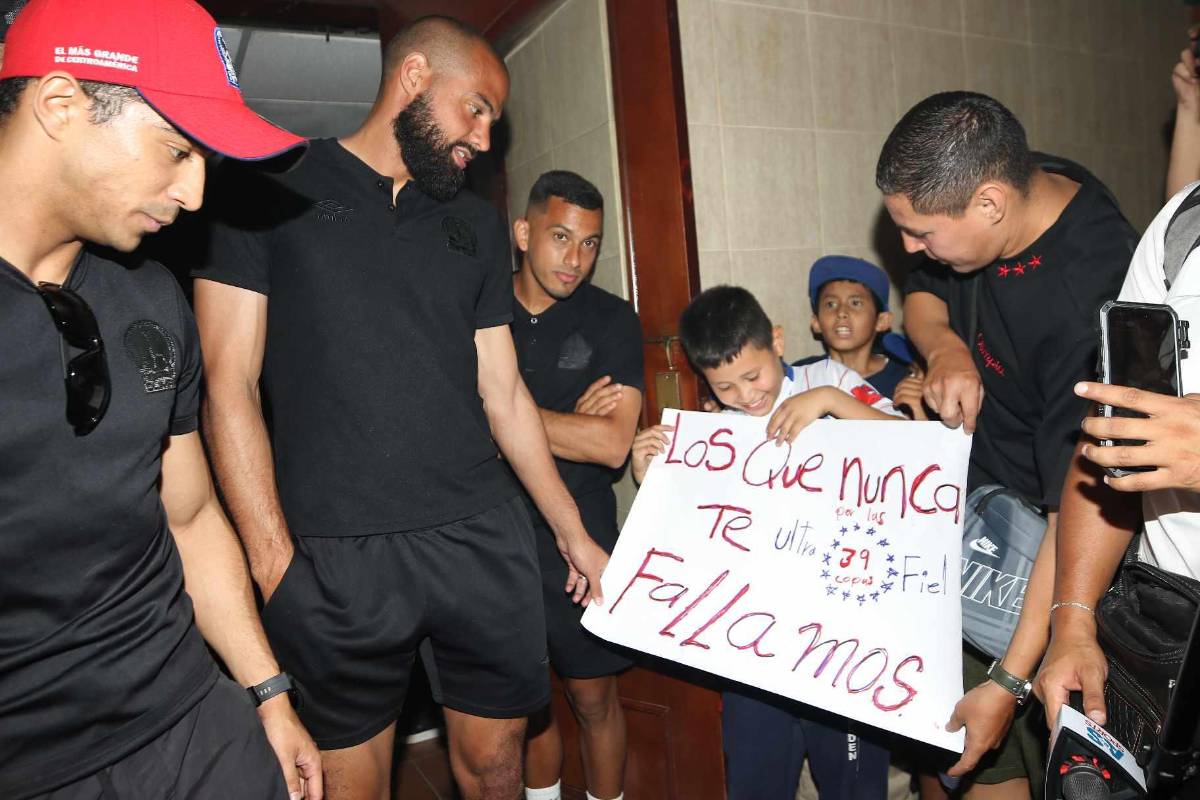 ¡Una locura de banderazo! Afición del Olimpia se desborda junto al plantel pensando en la corona 39
