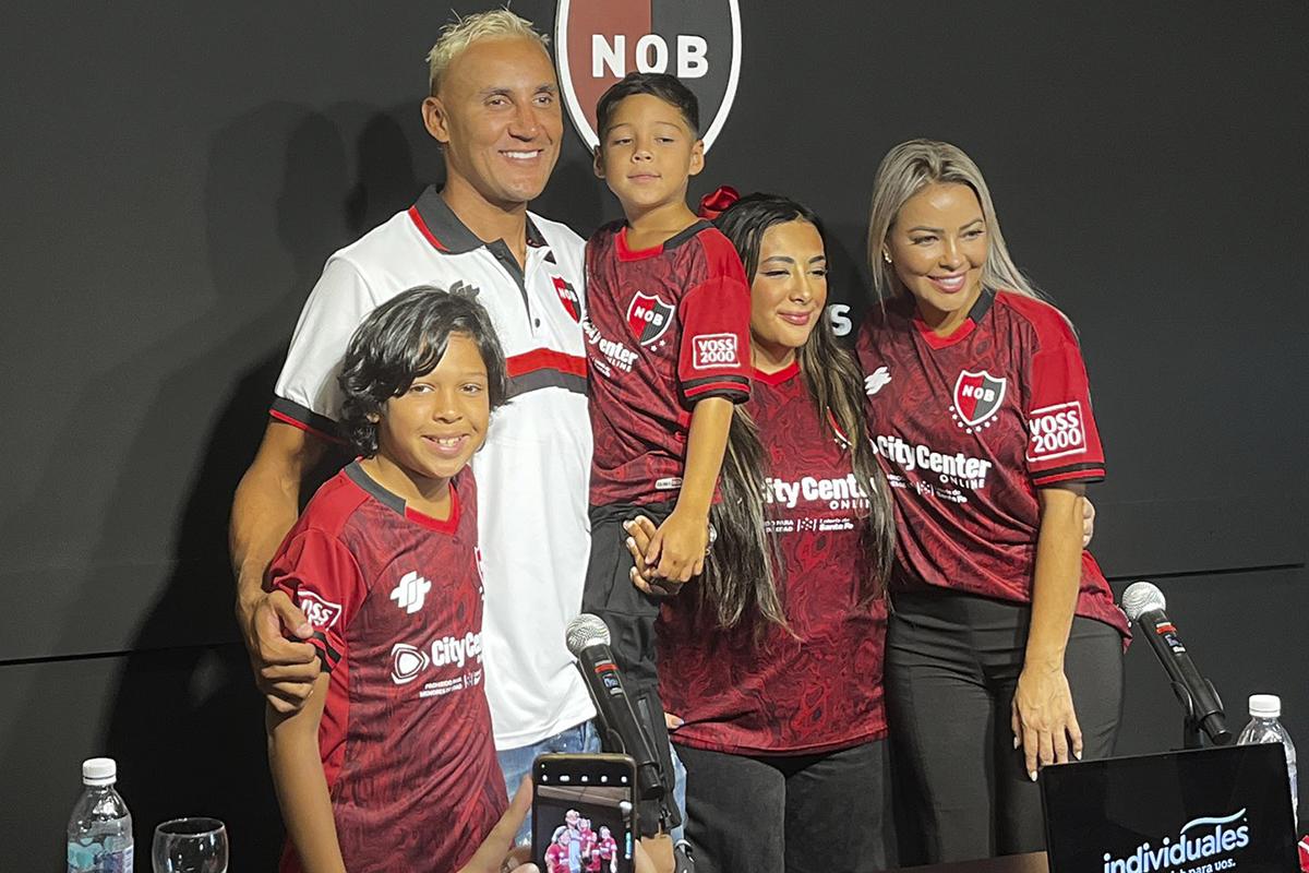 Keylor Navas estuvo acompañado por su familia durante su presentación con Newell’s.