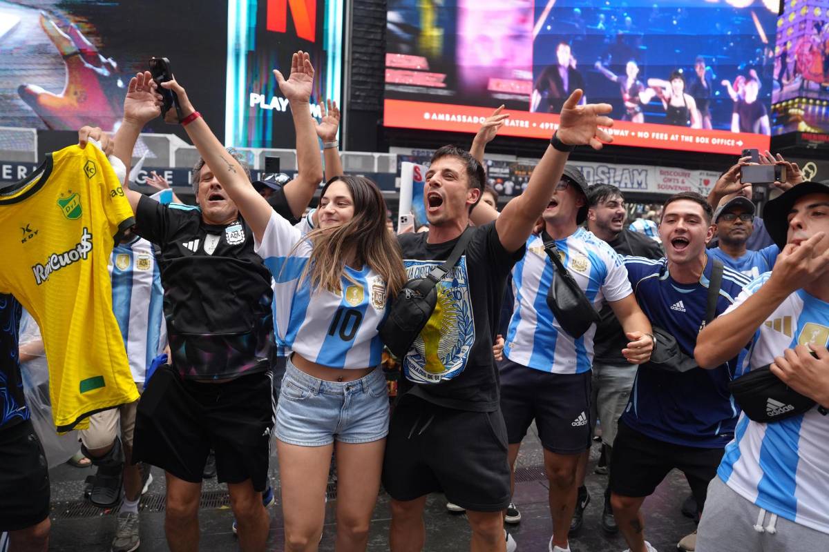 La bellas argentinas engalanan Times Square en el tremendo banderazo previo a la final