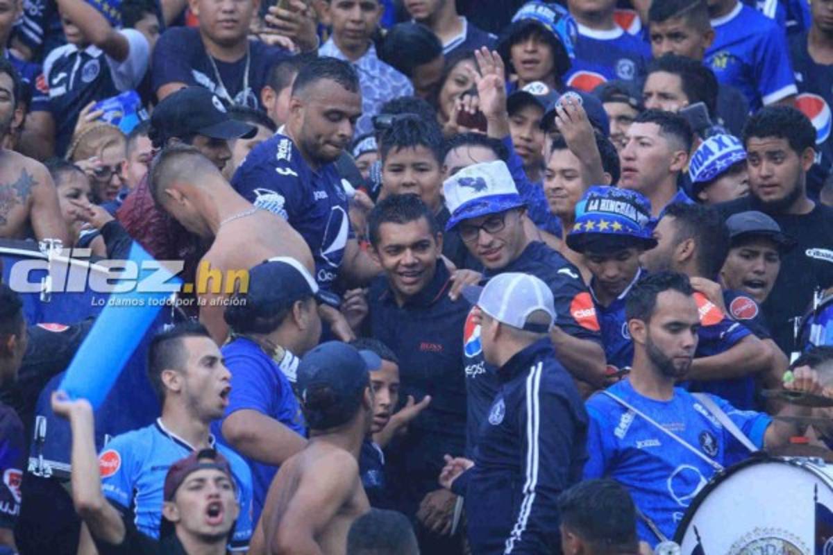 FOTOS: Así vivió Amado Guevara el título de Motagua junto a la barra Revolucionarios