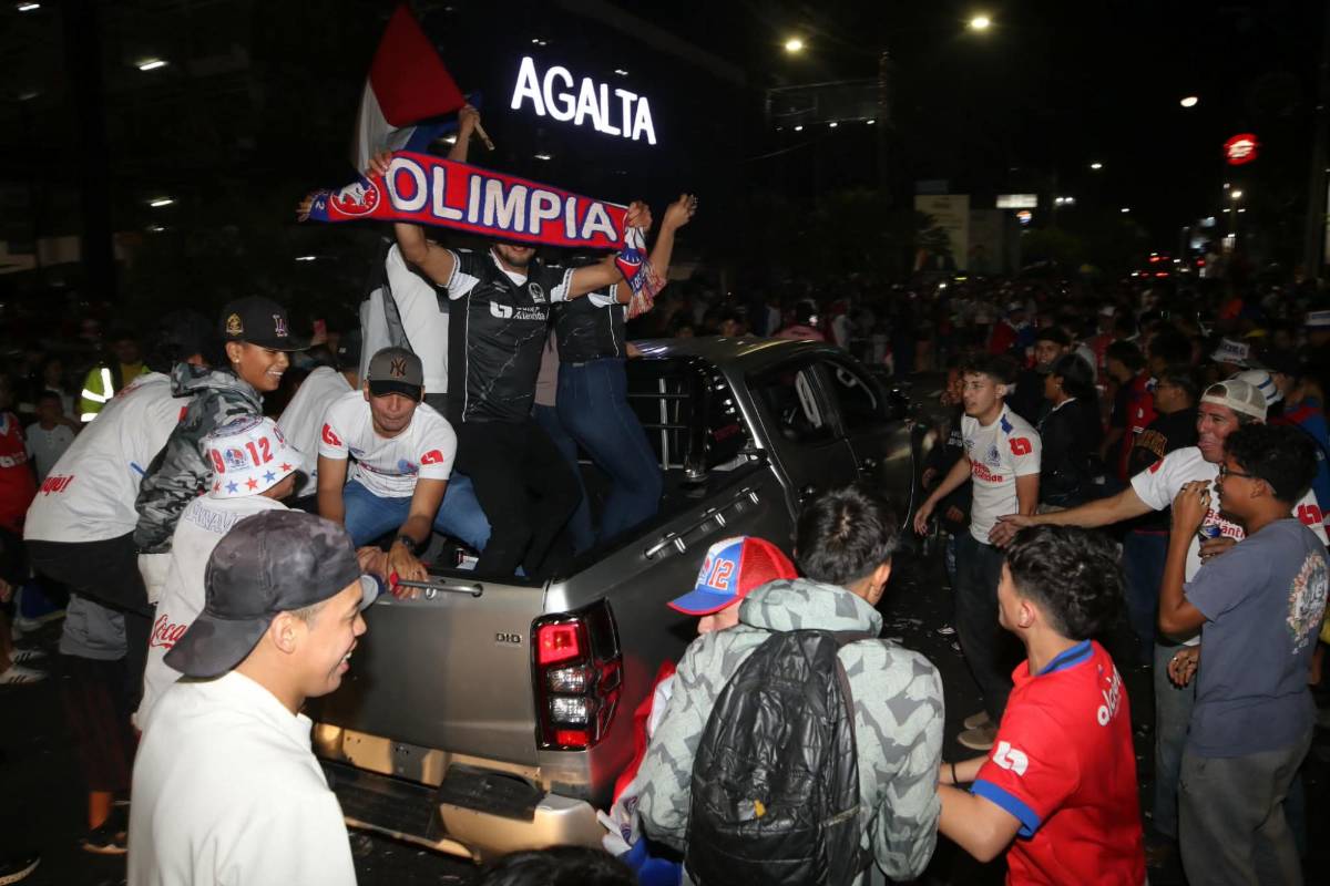 'Destruyeron' carro lujoso y chicas enamoraron: así fueron los festejos de los hinchas del Olimpia tras conquistar la copa 40