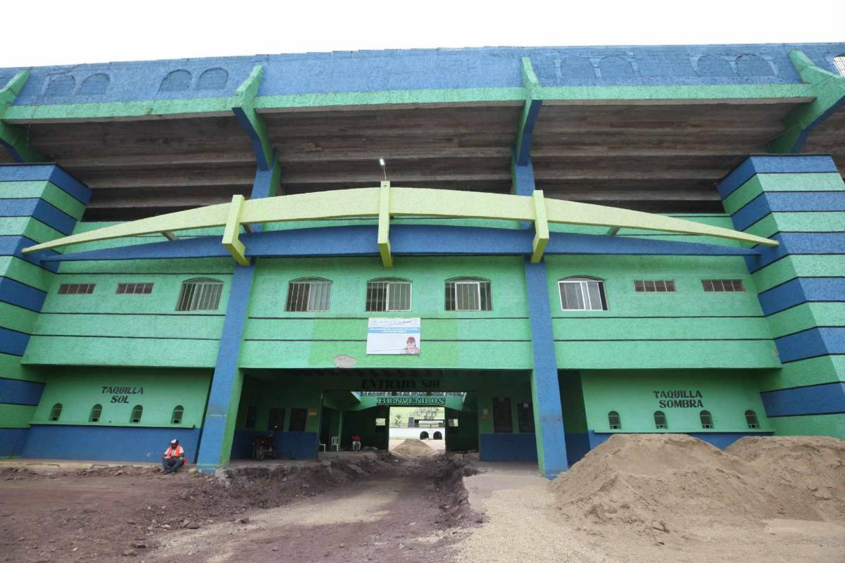 Así luce el estadio Juan Ramón Brevé Vargas, que recibe los trabajos de remodelación para cambio de césped ¿Cuándo finaliza la obra?