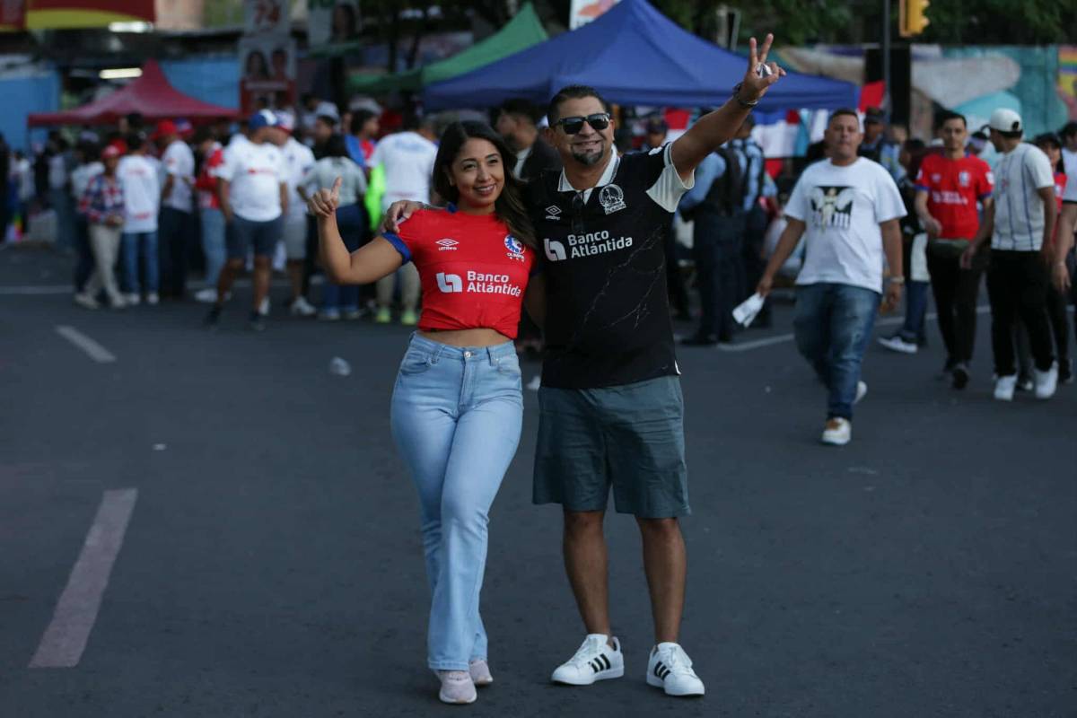 Aficionada se lleva las miradas, lindas fanáticas y la camisa que todos valoran en el Olimpia vs Alajuelense