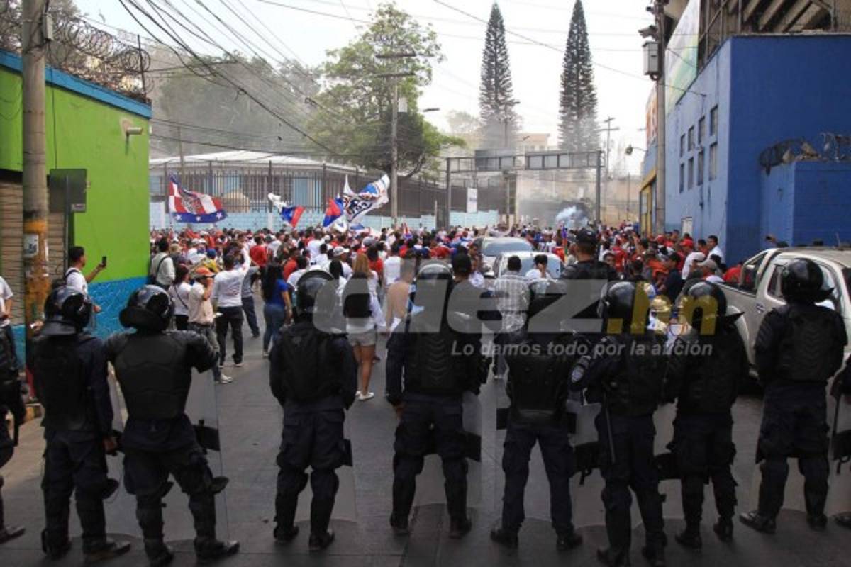 ¡AMBIENTAZO! La Ultra Fiel y su recorrido al estadio Nacional previo al Olimpia-Motagua