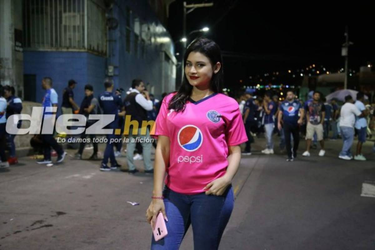 ¡Deslumbran! Las bellas hinchas del Motagua se roban la miradas en el estadio Nacional