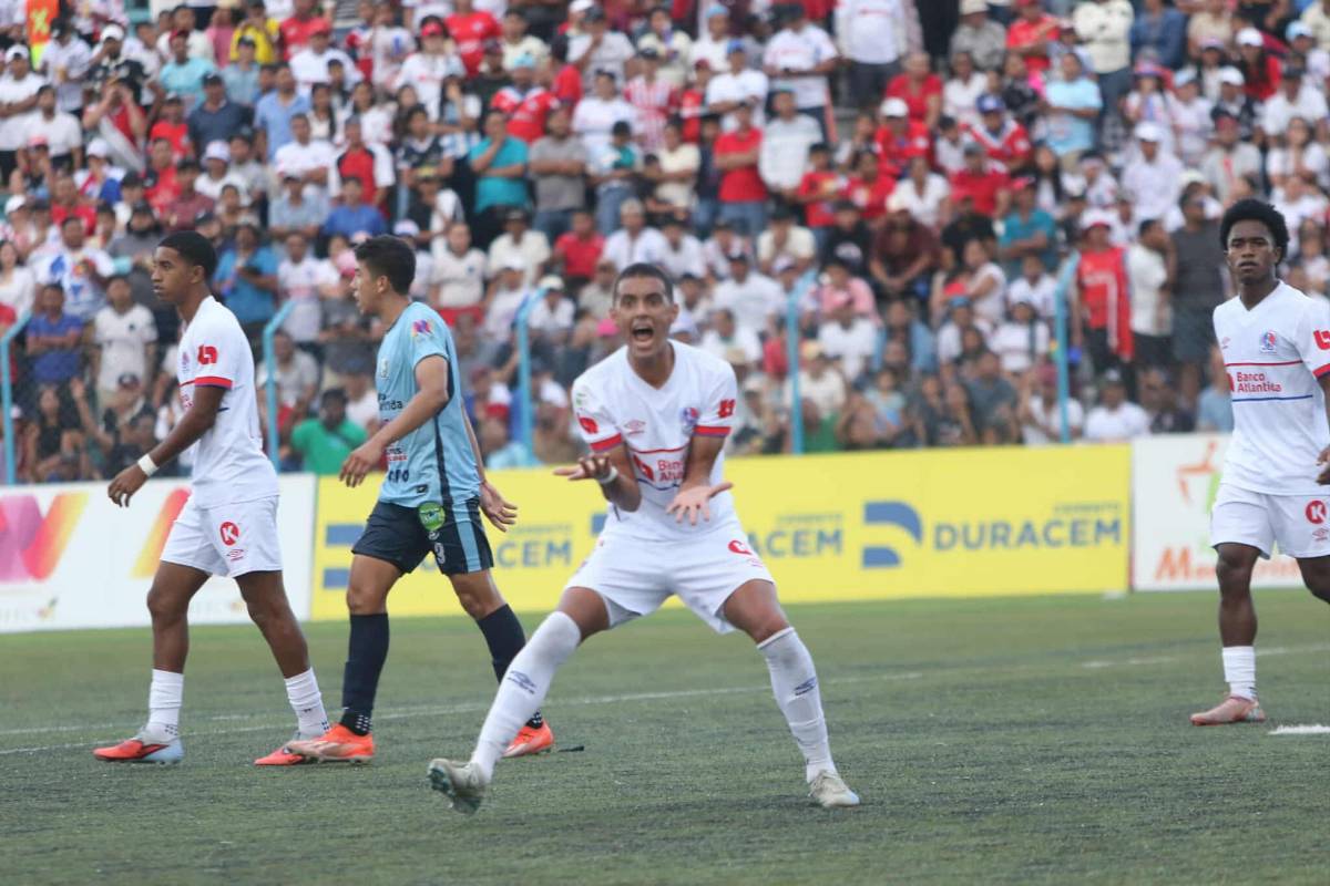Olimpia se fue humillado, furia de Espinel, ex del León le gritó el gol a la banca y directivo bajó a hablar con los jugadores tras goleada ante Génesis PN