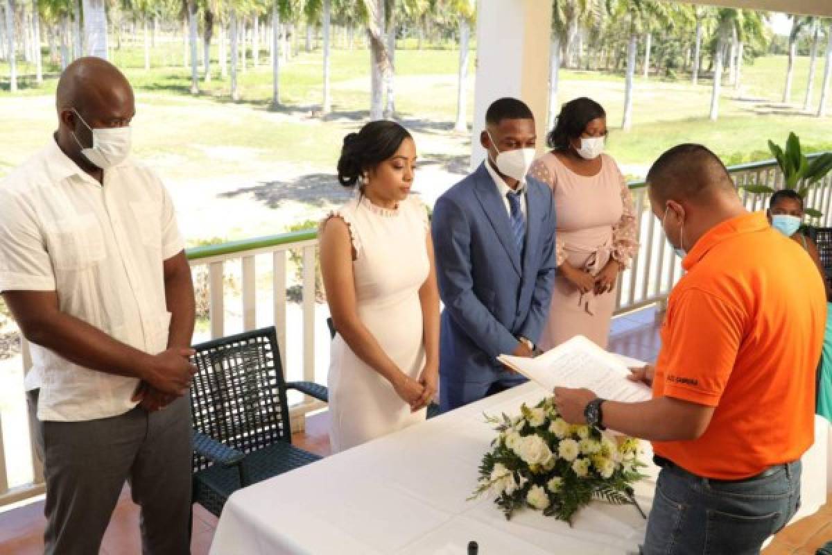 Futbolista de UPNFM contrae matrimonio con hermosa joven ¡con un padrino de bodas inesperado!